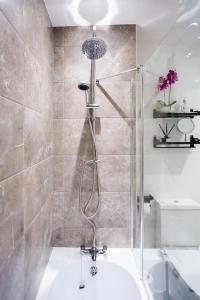 Waterside 2Bed Apartment Taunton في تونتون: كشك دش في حمام مع حوض