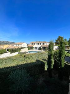 a view of a yard with a house and a pool at Magique 16 - Luxe villa met privé zwembad voor 10p in Malaucène