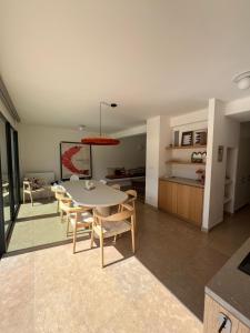 a kitchen and dining room with a table and chairs at Magique 16 - Luxe villa met privé zwembad voor 10p in Malaucène