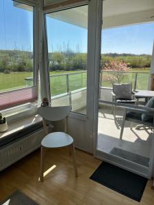 une chambre avec une table, une chaise et une fenêtre dans l'établissement Ferienwohnung Sailing, à Schausende