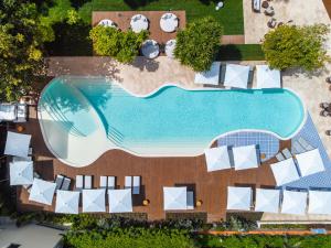 索伦托Ara Maris Hotel & Spa的度假村游泳池的俯视图