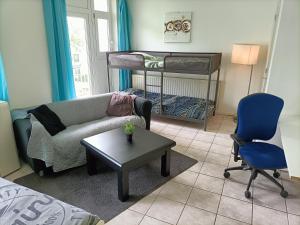 - un salon avec un canapé, une table et un lit dans l'établissement Three bedroom apartment in Heerlen, à Heerlen