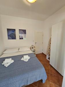 1 dormitorio con 1 cama con 2 toallas en Apartman Garden Novalja, en Novalja