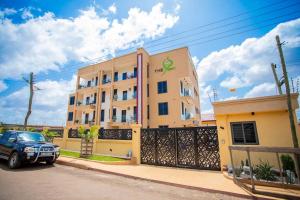 ein Gebäude mit einem davor geparkt in der Unterkunft The Pearl - Legacy - 4th floor in Kumasi