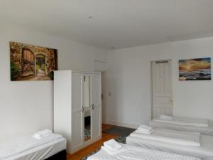 Cette chambre comprend deux lits et un tableau mural. dans l'établissement Apartments City Center 8, à Hambourg