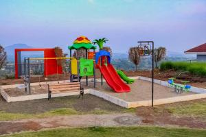 einen Park mit Spielplatz mit Rutsche und Schaukel in der Unterkunft Wabi Sabi Resort, Igatpuri in Wādhiware