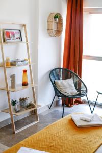 une chambre avec une chaise et une étagère dans l'établissement Studio avec parking vue sur la Cité de Carcassonne, à Carcassonne