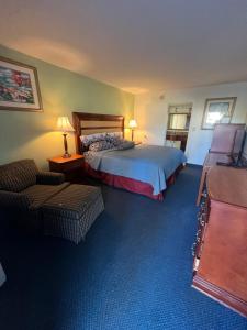 Säng eller sängar i ett rum på Jasmine Garden Inn - Lake City