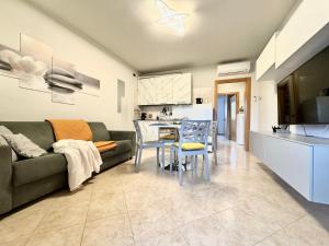 シルミオーネにあるIl Canalettoのリビングルーム(緑のソファ付)、キッチンが備わります。