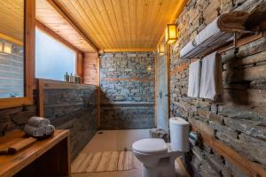 Koupelna v ubytování ELIVAAS 3 BHK Cottage with Garden & Sauna - Silvana
