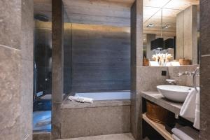 L'Alpaga, a Beaumier hotel tesisinde bir banyo
