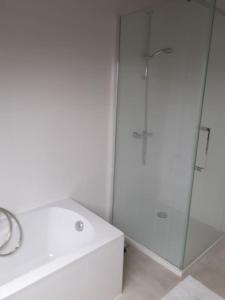 a white bathroom with a shower and a sink at Huis met 4 slaapkamers tussen Antwerpen en Brussel in Rumst