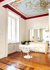 een eetkamer met een tafel en een plafond bij Lis Apartment in Milaan