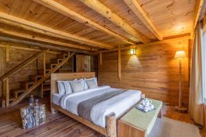 Postel nebo postele na pokoji v ubytování ELIVAAS 3 BHK Cottage with Garden & Sauna - Silvana