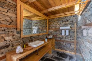 Koupelna v ubytování ELIVAAS 3 BHK Cottage with Garden & Sauna - Silvana