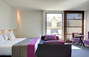 Postel nebo postele na pokoji v ubytování Sixtytwo Hotel