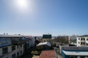 una vista desde el tejado de un edificio en Freyjugata Apartments by Heimaleiga, en Reikiavik