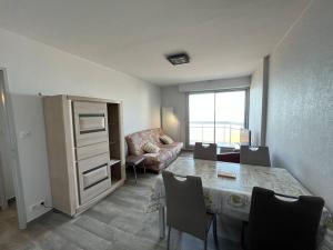 サン・ジル・クロワ・ド・ヴィにあるAppartement Saint-Gilles-Croix-de-Vie, 2 pièces, 4 personnes - FR-1-324-233のリビングルーム(テーブル、ソファ付)