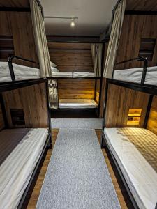 Bunk bed o mga bunk bed sa kuwarto sa Aiva Hostel