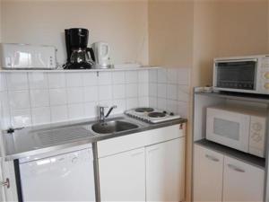 Kuchyň nebo kuchyňský kout v ubytování Appartement Saint-Hilaire-de-Riez, 2 pièces, 4 personnes - FR-1-324A-13