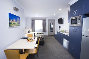 Kuchyň nebo kuchyňský kout v ubytování Altitude Motel Apartments