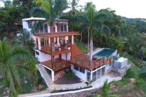 - une vue aérienne sur une maison avec une piscine dans l'établissement Villa Mata De Mango, à El Limón