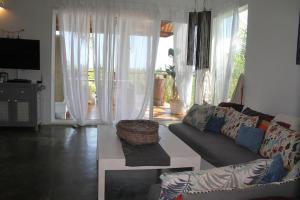 - un salon avec un canapé et une table dans l'établissement Villa Mata De Mango, à El Limón