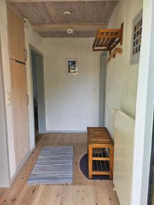 une chambre vide avec un couloir avec une table et une porte dans l'établissement Große Wohnung in Curau mit Terrasse, Garten und Grill, à Stockelsdorf