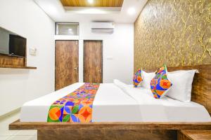 En eller flere senge i et værelse på FabHotel Sage Residency