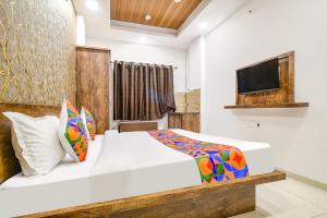 En eller flere senge i et værelse på FabHotel Sage Residency