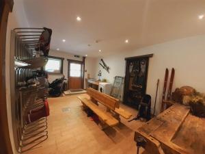 una habitación con un banco de madera y un montón de esquís en Spacious holiday home near ski-lift en Umhausen