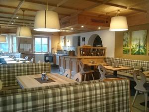 un restaurante con sofás y mesas y una cocina en Spacious holiday home near ski-lift en Umhausen