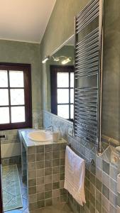 La salle de bains est pourvue d'un lavabo et d'un miroir. dans l'établissement Villa Margherita, à Santa Margherita di Pula
