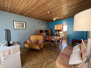 Televízia a/alebo spoločenská miestnosť v ubytovaní Villa 2 Chambres au Calme, Proche Plage avec Cour et Parking à Saint-Gilles-Croix-de-Vie - FR-1-324-556