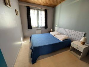 Posteľ alebo postele v izbe v ubytovaní Villa 2 Chambres au Calme, Proche Plage avec Cour et Parking à Saint-Gilles-Croix-de-Vie - FR-1-324-556