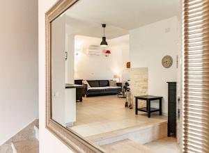 een spiegel die de woonkamer en eetkamer in een huis weerspiegelt bij Beautiful Villa Torre I with whirlpool in Tar in Frata +40 foto's