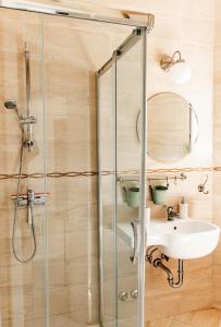 een badkamer met douche, wastafel en spiegel bij Beautiful Villa Torre I with whirlpool in Tar in Frata