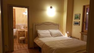 1 dormitorio con 1 cama y baño con lavamanos en Appartement in Gavardo mit Pool, Garten und Grill, en Gavardo