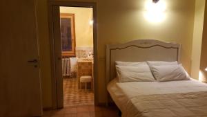 A bed or beds in a room at Appartement in Gavardo mit Pool, Garten und Grill