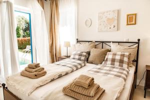 twee bedden in een slaapkamer met handdoeken erop bij Beautiful Villa Torre II with whirlpool in Tar in Frata