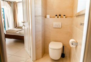 een kleine badkamer met een toilet en een slaapkamer bij Beautiful Villa Torre II with whirlpool in Tar in Frata +30 foto's