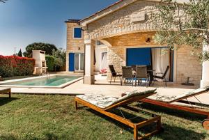 een achtertuin met een zwembad en een huis bij Beautiful Villa Torre II with whirlpool in Tar in Frata