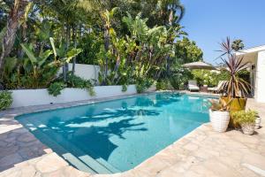 una piscina en un patio con plantas en Edwin by AvantStay Hollywood Hills Luxury Pool, en Los Ángeles
