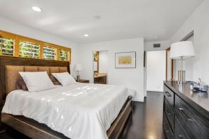 1 dormitorio con 1 cama grande y vestidor en Edwin by AvantStay Hollywood Hills Luxury Pool, en Los Ángeles