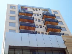 un edificio alto con balcones azules en Departamentos Córdoba Vaes en Córdoba