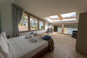 Кровать или кровати в номере Bellagio Village- 4 Apartments by the lake - Seasonal Warm Pool and Sauna