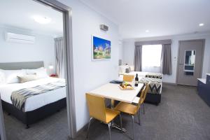 Postel nebo postele na pokoji v ubytování Altitude Motel Apartments