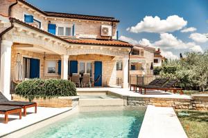 Πισίνα στο ή κοντά στο Beautiful Villa Torre IV with sauna in Tar