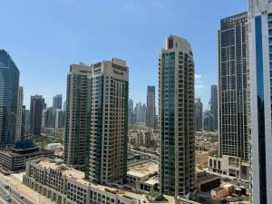 Nespecifikovaný výhled na destinaci Dubaj nebo výhled na město při pohledu z apartmánu