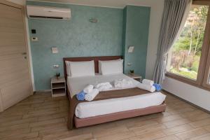 Кровать или кровати в номере Bellagio Village- 4 Apartments by the lake - Seasonal Warm Pool and Sauna